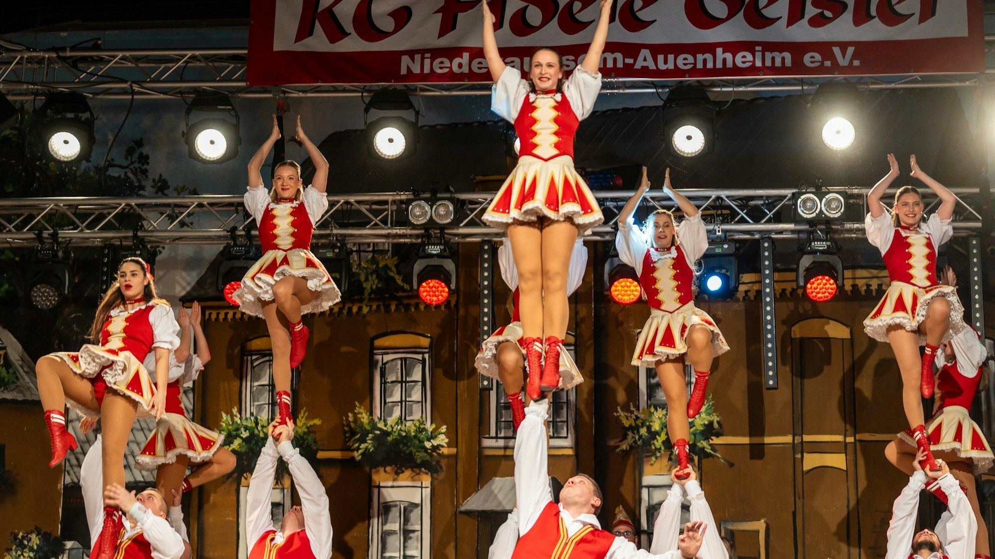 Das Tanzcorps Colonia Rut Wiess mit ihrem Tanzpaar Simone Franzen und Tim Tonat in der Mitte.