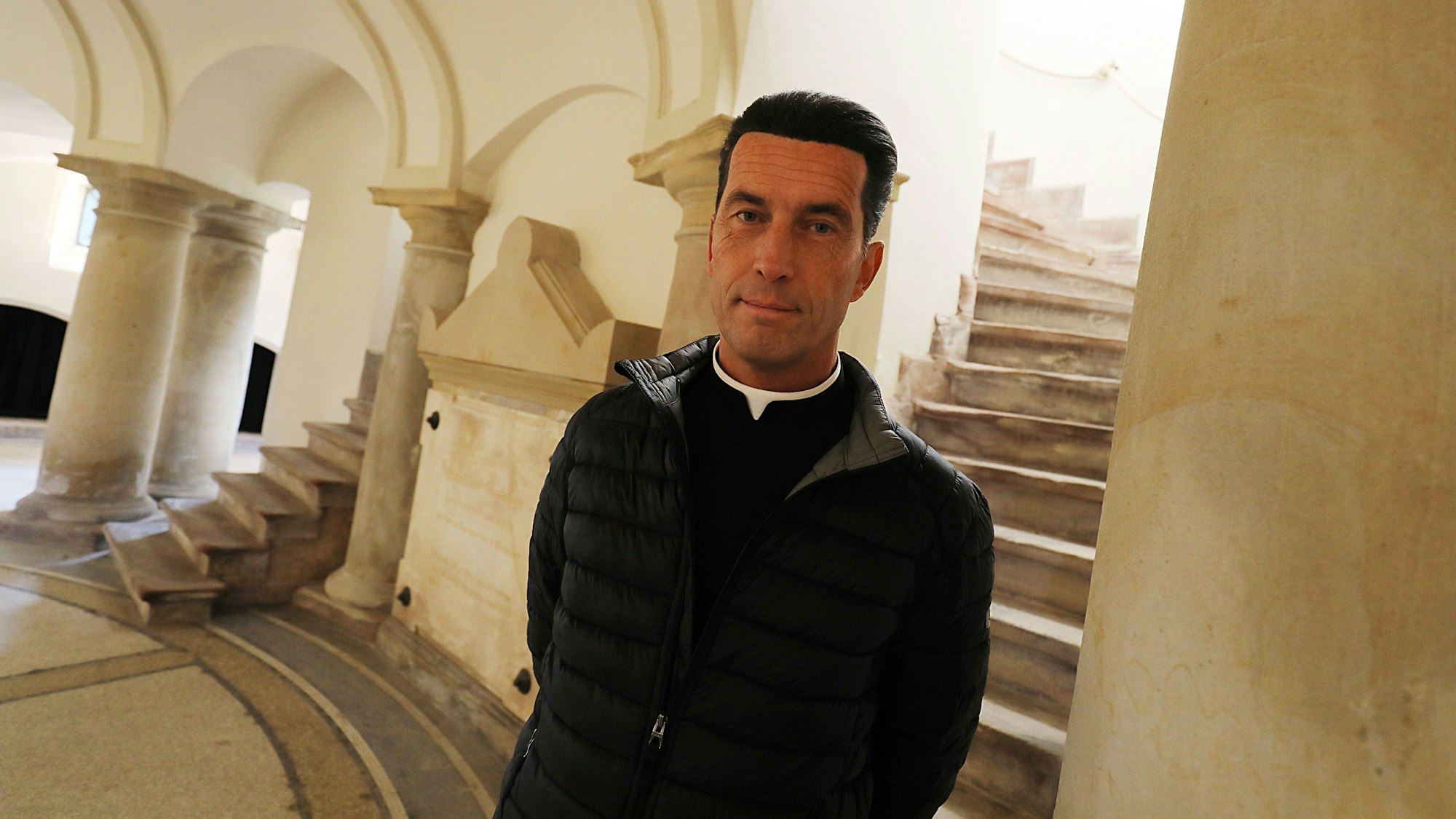 Der Pfarrer Wolfgang Picken steht am Der Bonner Stadtdechant Wolfgang Picken ist am 27. Januar an einer Krebserkrankung gestorben. Im Bonner Münster nahmen zahlreiche Menschen Abschied. (Archivbild)in Bonn (Nordrhein-Westfalen) in der Krypta des Mausoleums von Castanjen. (zu dpa vom 23.11.2017) Foto: Oliver Berg/dpa ++ +++ dpa-Bildfunk +++