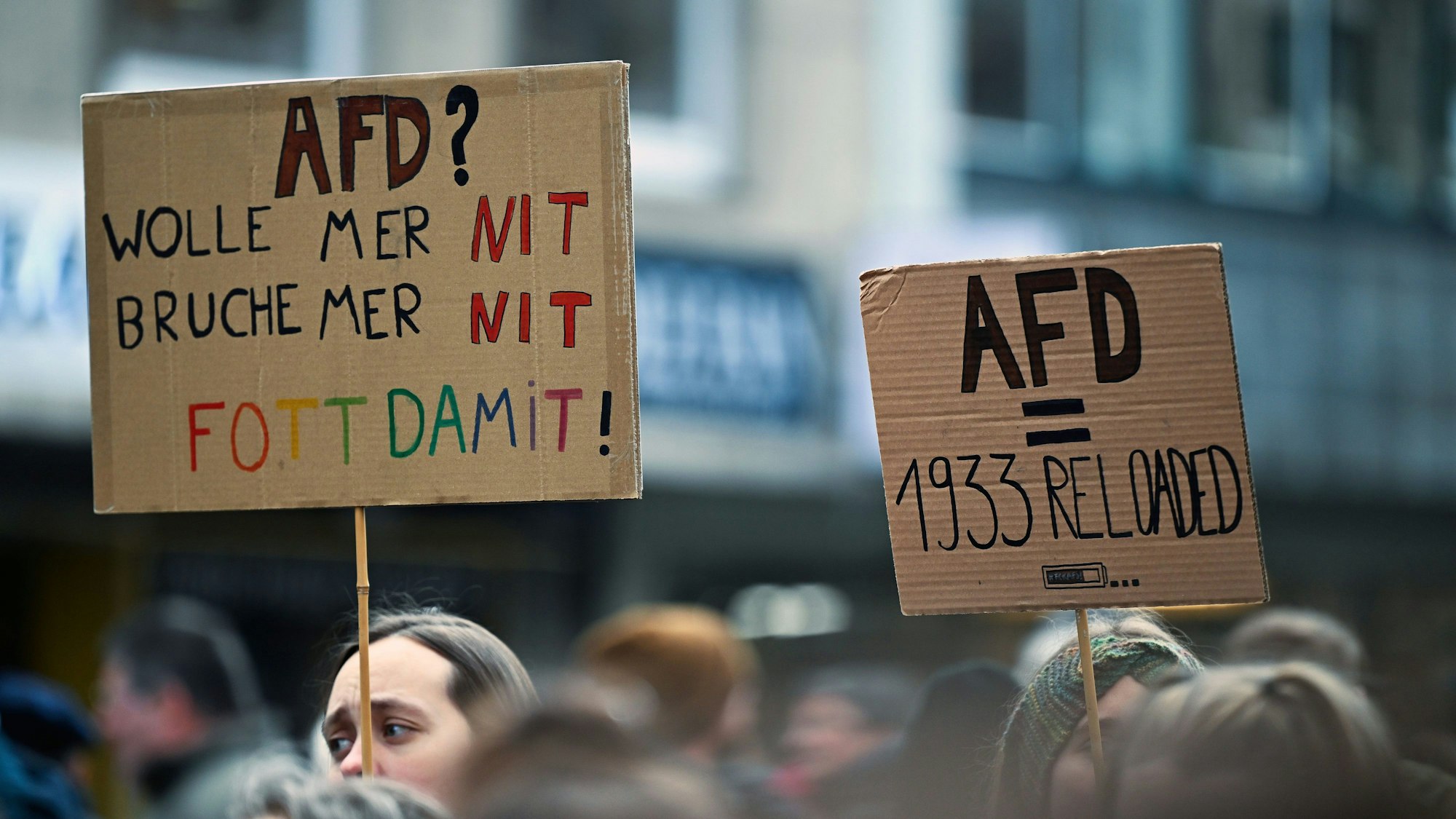 Zahlreiche Menschen ziehen mit Schildern bei einer Demonstration gegen die AfD und Rechtsextremismus durch die Innenstadt