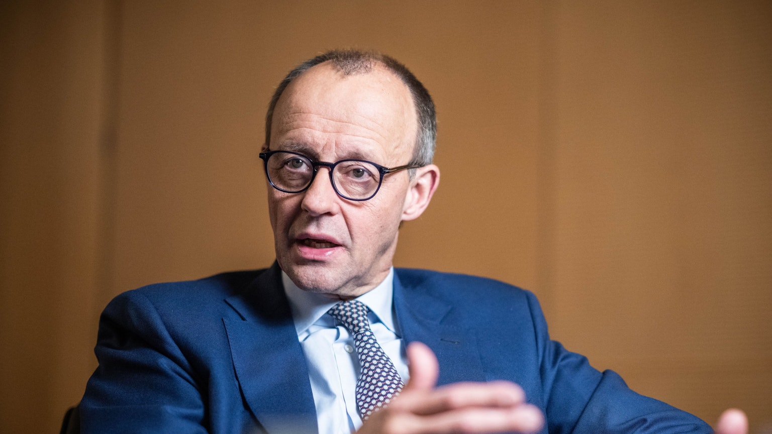 ARCHIV - 13.12.2022, Berlin: Friedrich Merz, CDU Bundesvorsitzender und Fraktionsvorsitzender der CDUCSU Fraktion, aufgenommen bei einem Interview