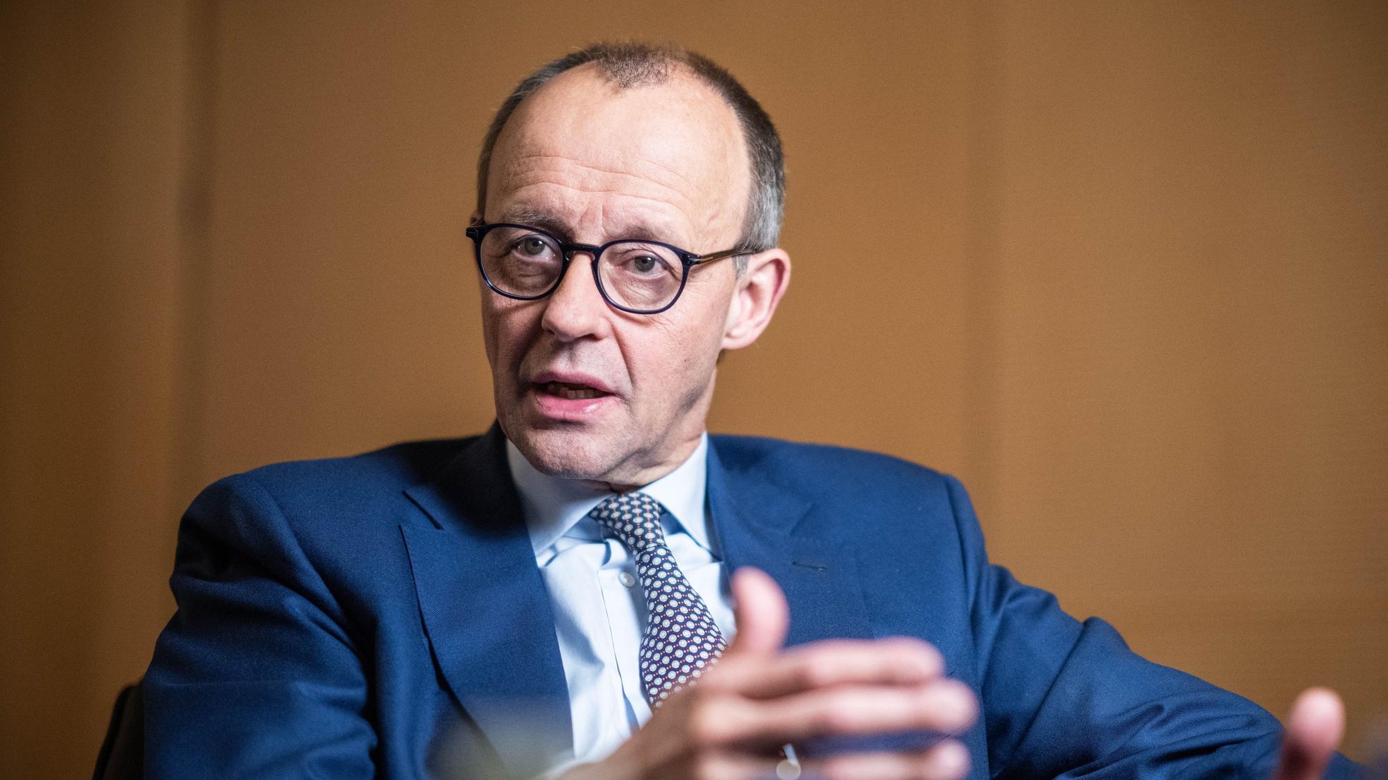 ARCHIV - 13.12.2022, Berlin: Friedrich Merz, CDU Bundesvorsitzender und Fraktionsvorsitzender der CDUCSU Fraktion, aufgenommen bei einem Interview