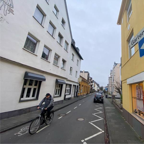 Zu sehen ist die Gartenstraße, auf der ein Radfahrer fährt.