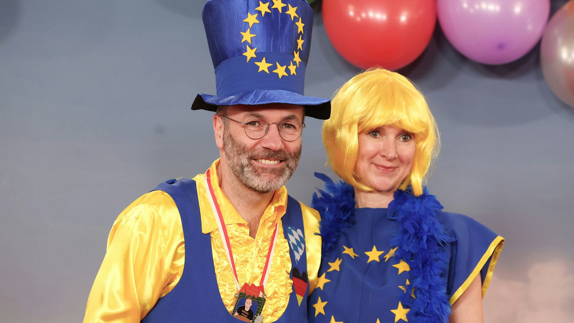 Manfred Weber (CSU), Fraktionsvorsitzender der EVP, und Begleitung kommen zur Livesendung des Bayerischen Rundfunks „Fastnacht in Franken“.