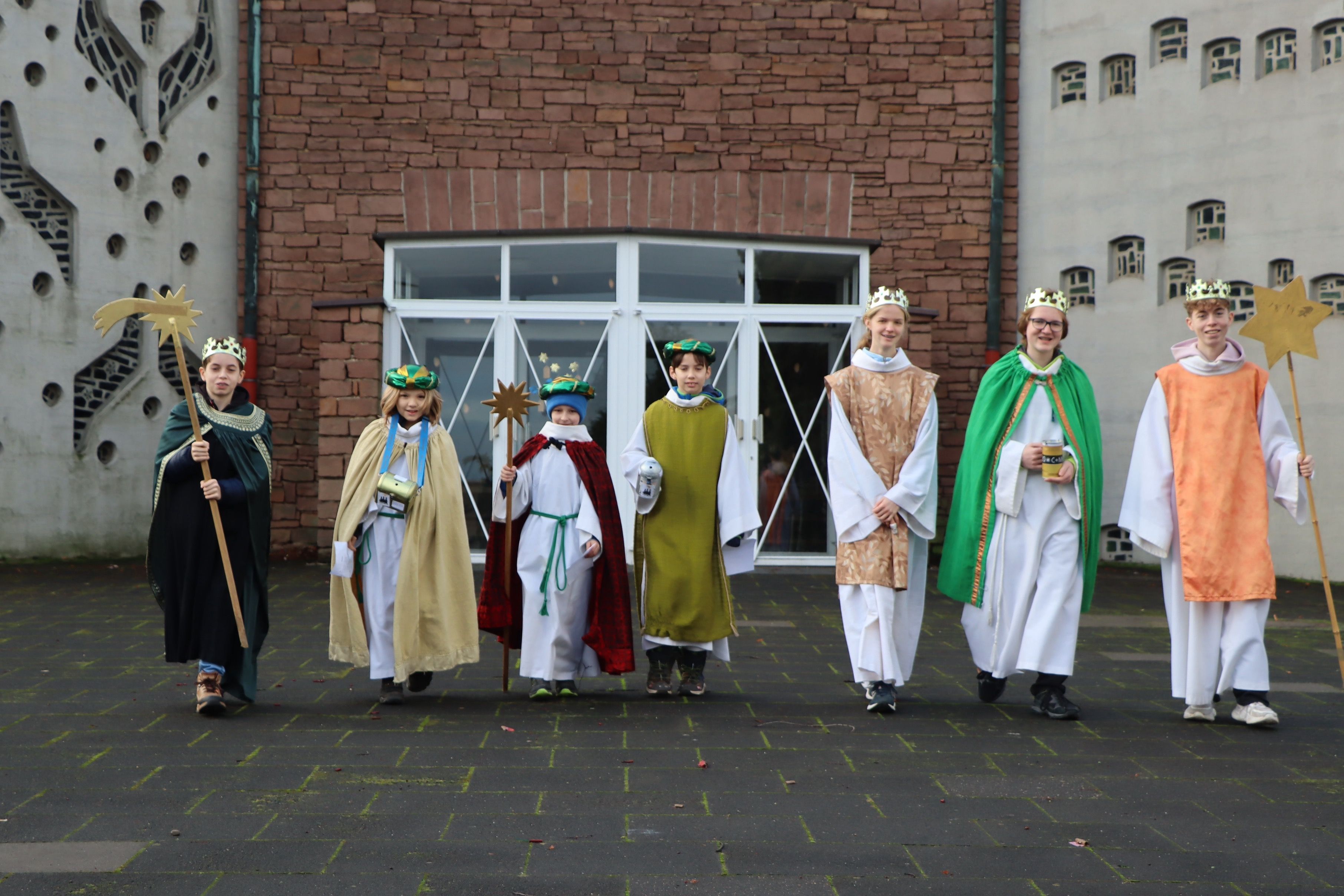 Auf dem Foto ist eine Gruppe Sternsinger zu sehen.