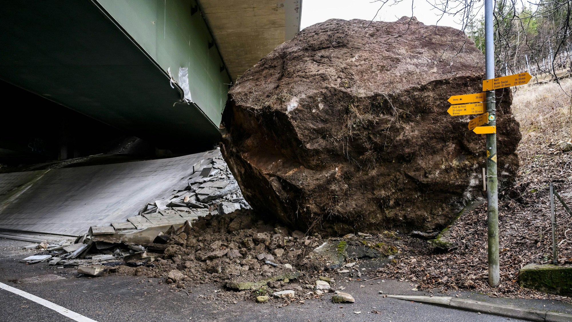 Ein riesiger Felsblock ist abseits der Autobahn A9 sichtbar.