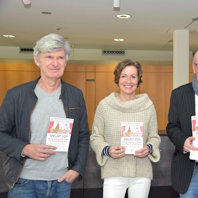 Das Jahresprogramm des Vereins „Große Musik für kleine Ohren“ für Kinder mit 21 Konzerten stellten Claudia Große, Eckhard Radmacher (l.) und Kreis-Kulturchef Engelbert Schmitz vor.