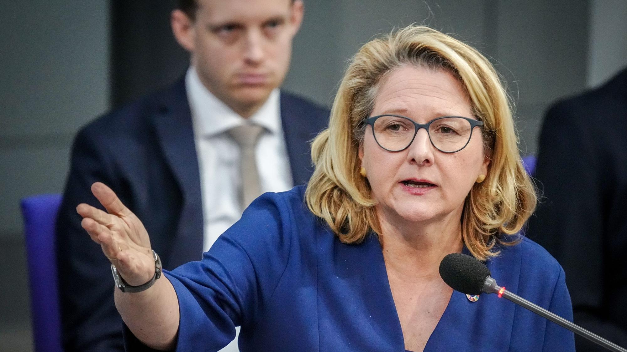 Svenja Schulze (SPD), Bundesministerin für wirtschaftliche Zusammenarbeit und Entwicklung, spricht bei einer Regierungsbefragung im Plenum. (Archivbild)