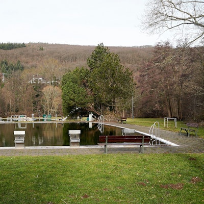 Das Heimbacher Freibad liegt im Grünen am Wald.