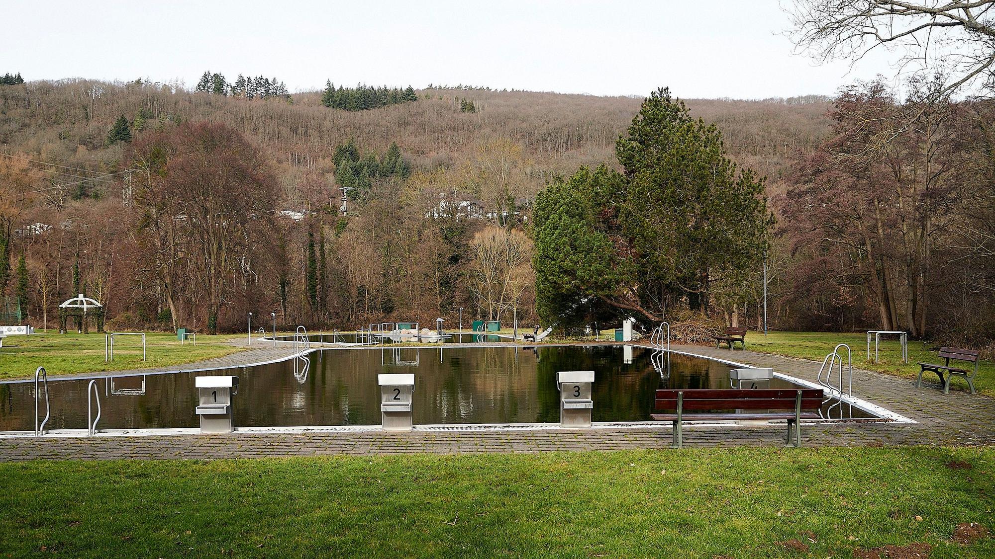Das Heimbacher Freibad liegt im Grünen am Wald.