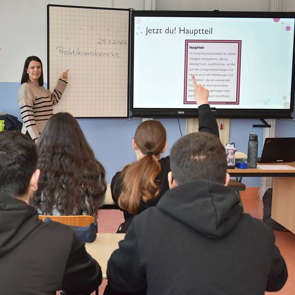 Die individuelle Förderung der 26 Jugendlichen wird in der Klasse 8b an der Hauptschule in Bergneustadt von Lehrerin Ildiko Keller großgeschrieben. Die Lehrerin selbst stammt aus Ungarn. Unser Foto zeigt einen Blick ins Klassenzimmer.