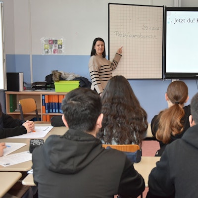 Die individuelle Förderung der 26 Jugendlichen wird in der Klasse 8b an der Hauptschule in Bergneustadt von Lehrerin Ildiko Keller großgeschrieben. Die Lehrerin selbst stammt aus Ungarn. Unser Foto zeigt einen Blick ins Klassenzimmer.