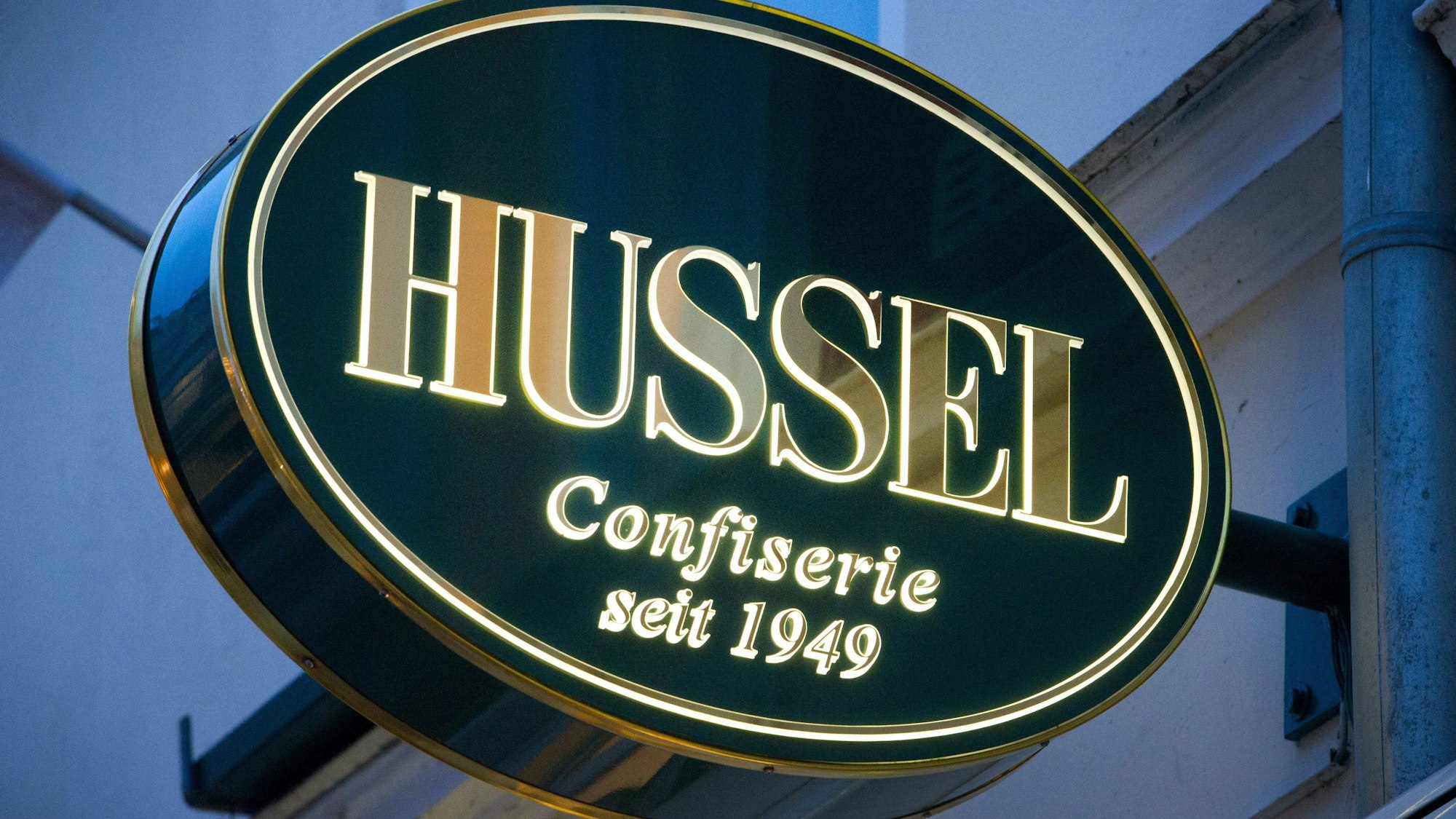 Das Logo der Confiserie „Hussel“, aufgenommen in der Altstadt von Stralsund.