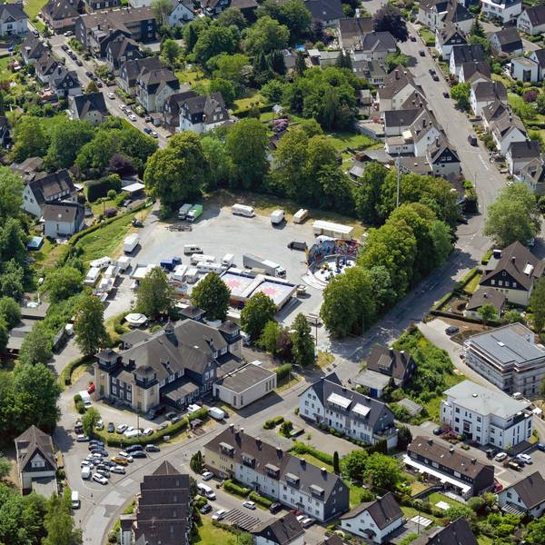 Die Stadthalle auf dem Gummersbacher Steinberg aus der Luft aufgenommen.