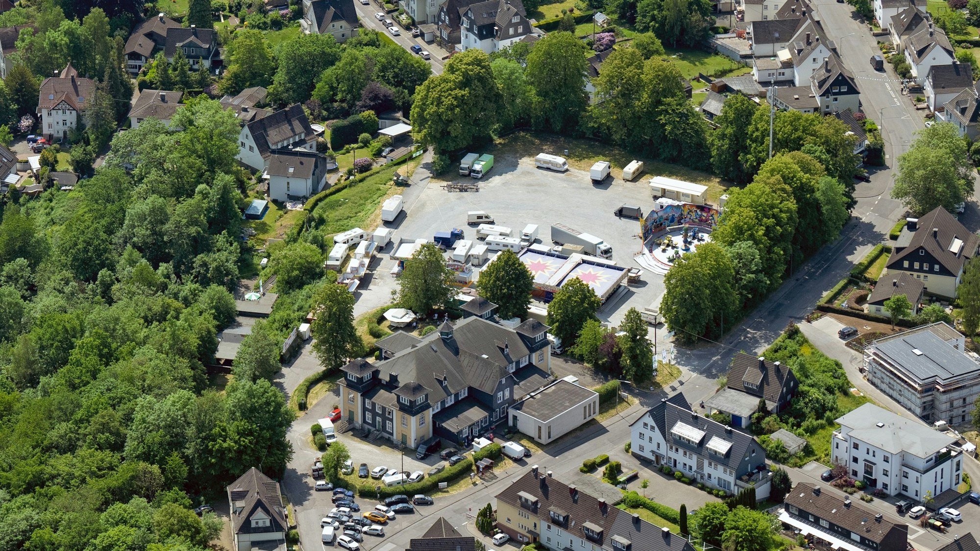Die Stadthalle auf dem Gummersbacher Steinberg aus der Luft aufgenommen.