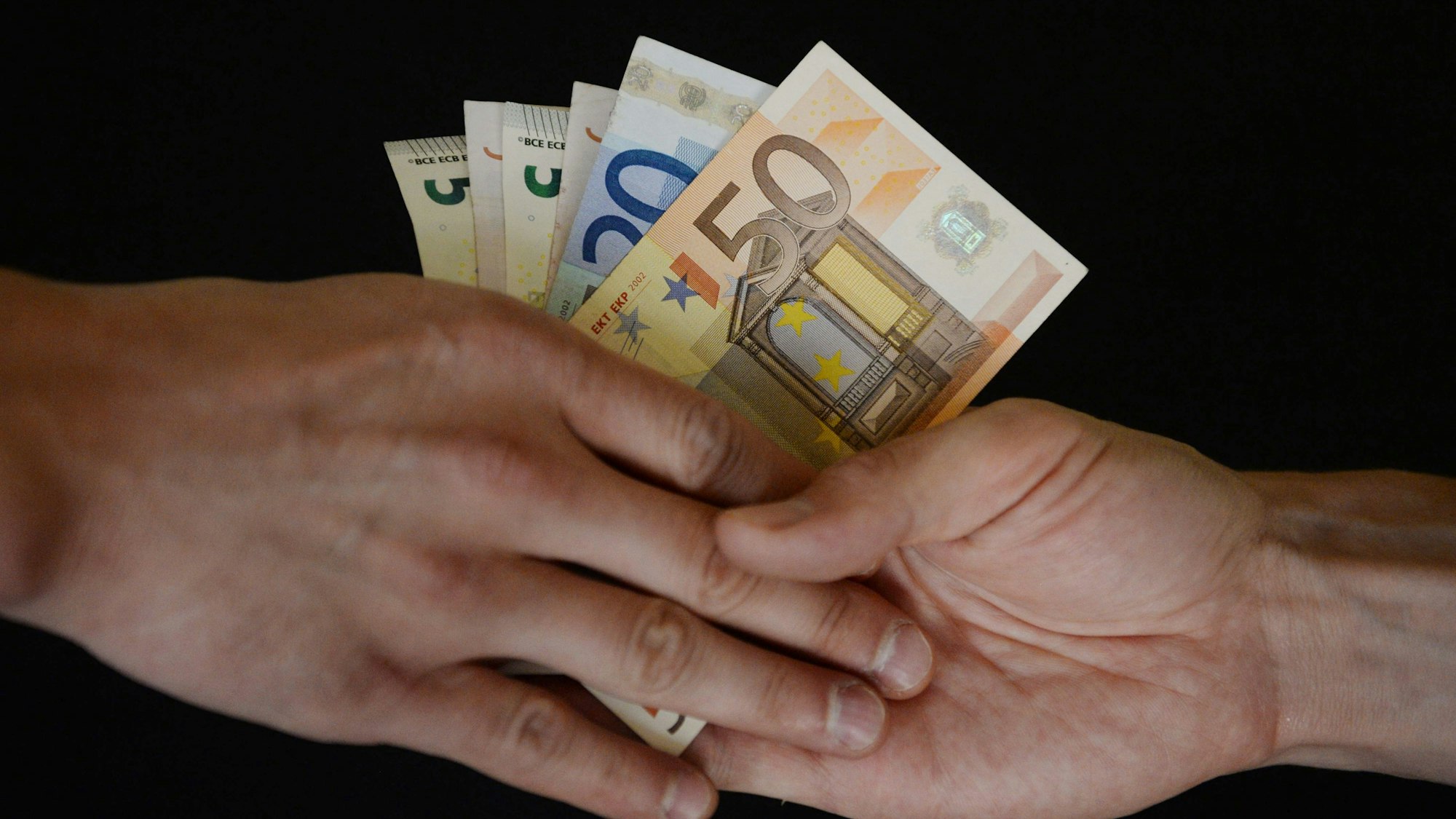 Investitionen in Klimaschutz kosten die Stadt Köln viel Geld. Einen Teil der Kredite holt sie sich jetzt über institutionelle Anleger.