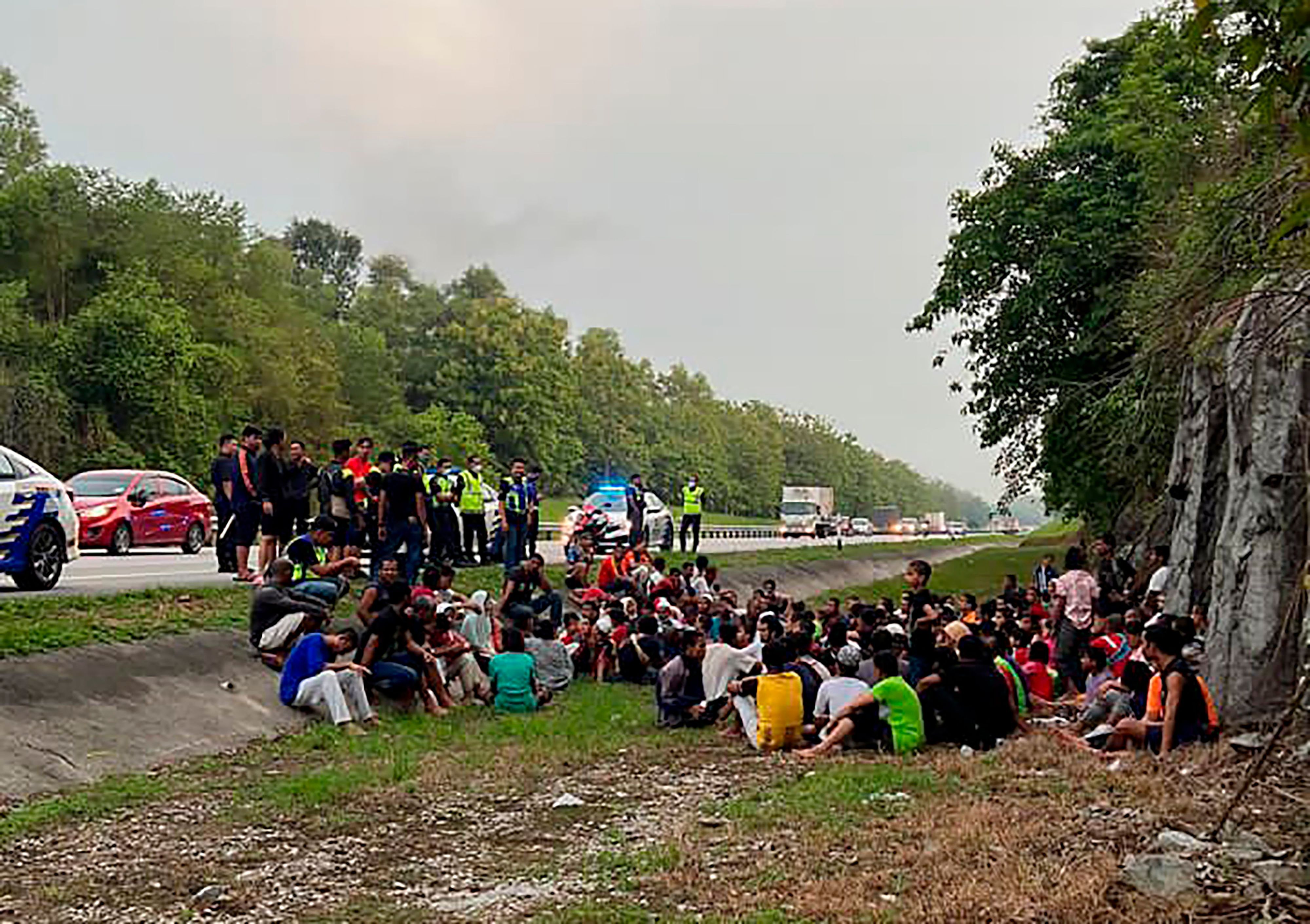 Auf diesem von der Königlichen malaysischen Polizei (Polis Diraja Malaysia, PDRM) veröffentlichten Foto hält die Polizei Rohingya-Flüchtlinge fest, die 2022 aus dem temporären Einwanderungslager Sungai Bakap geflohen waren.