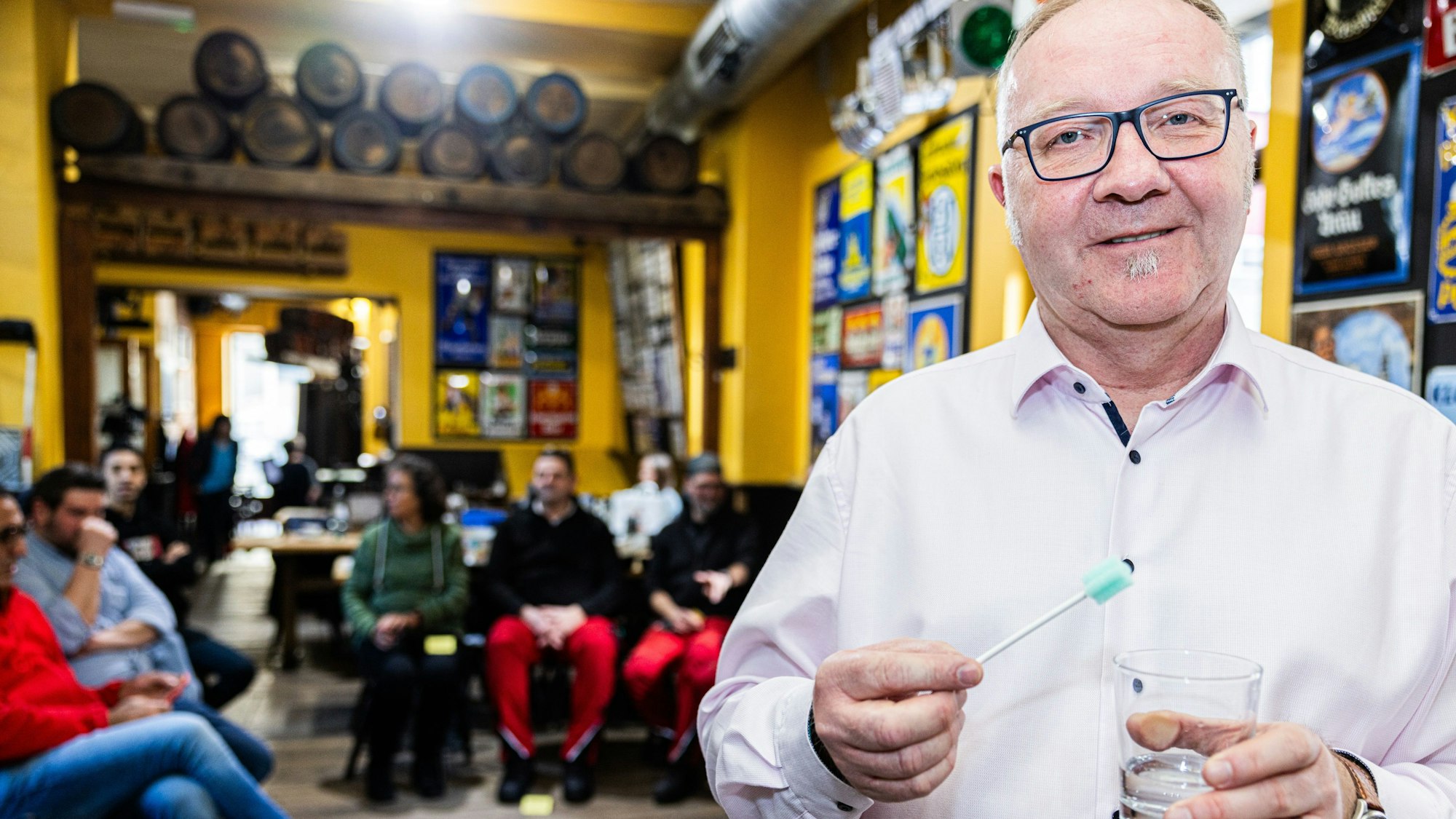 Dr. Georg Bollig zeigt, wie auch mithilfe von Wattestäbchen und Wasser Letzte Hilfe geleistet werden kann.