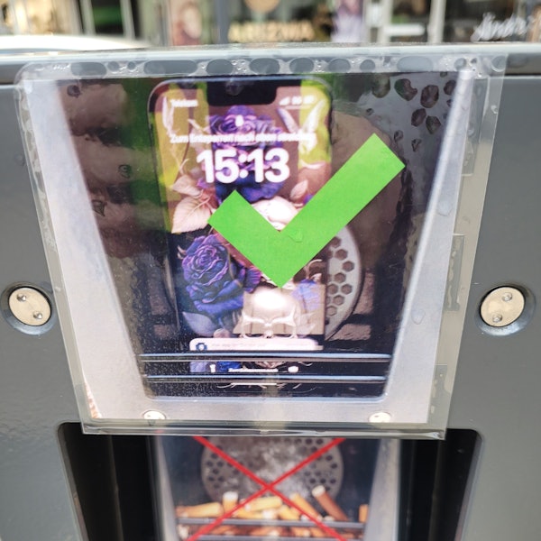 So wird‘s gemacht: Ein Bild zeigt jetzt, dass in dieses Fach der Ladesäule an der Waldbröler Straße ein Handy gehört und nicht der Rest einer Zigarette. Denn bisher wurden die Ladestationen an der Einkaufsmeile gern als Aschenbecher genutzt.