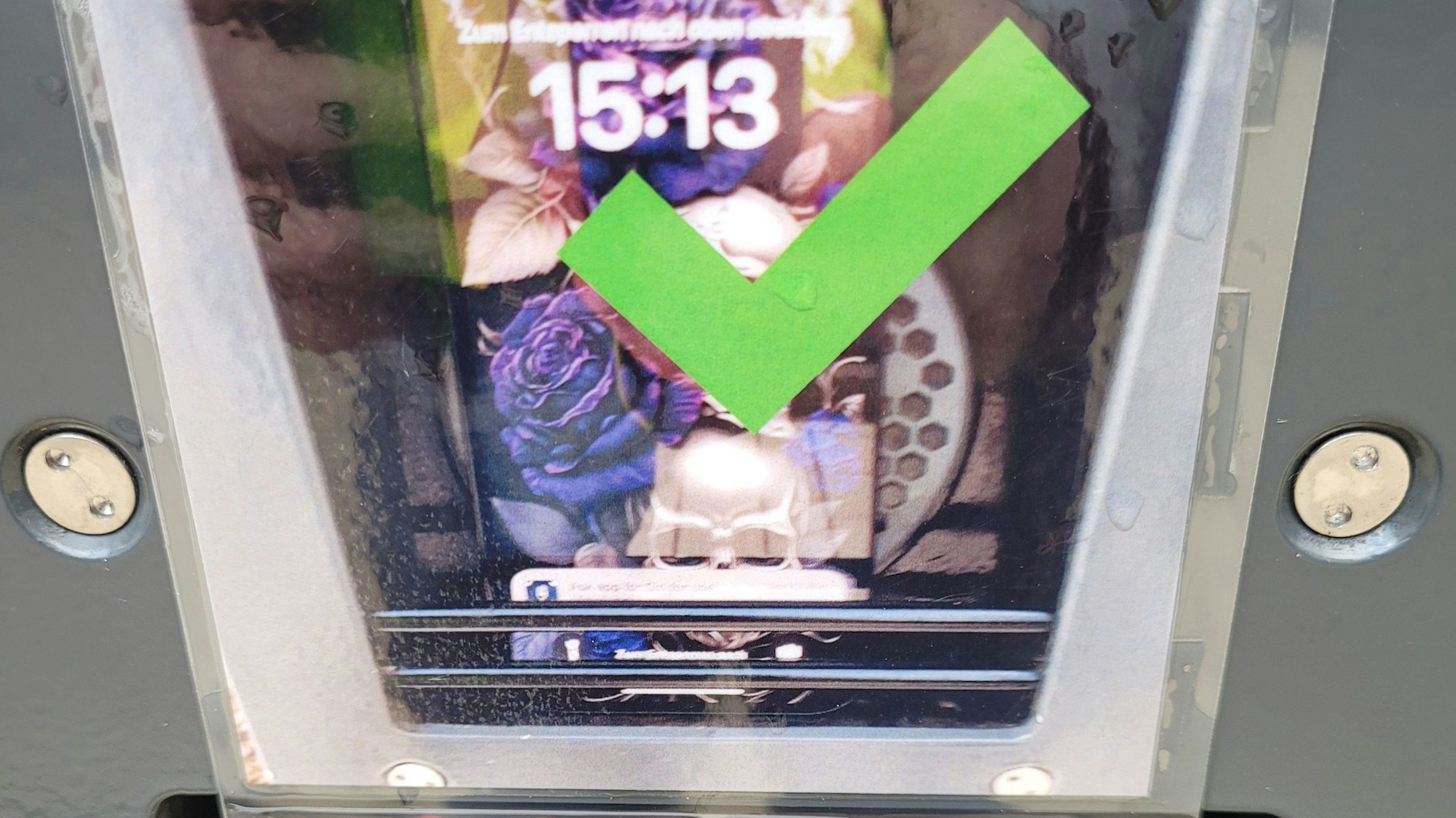 So wird‘s gemacht: Ein Bild zeigt jetzt, dass in dieses Fach der Ladesäule an der Waldbröler Straße ein Handy gehört und nicht der Rest einer Zigarette. Denn bisher wurden die Ladestationen an der Einkaufsmeile gern als Aschenbecher genutzt.