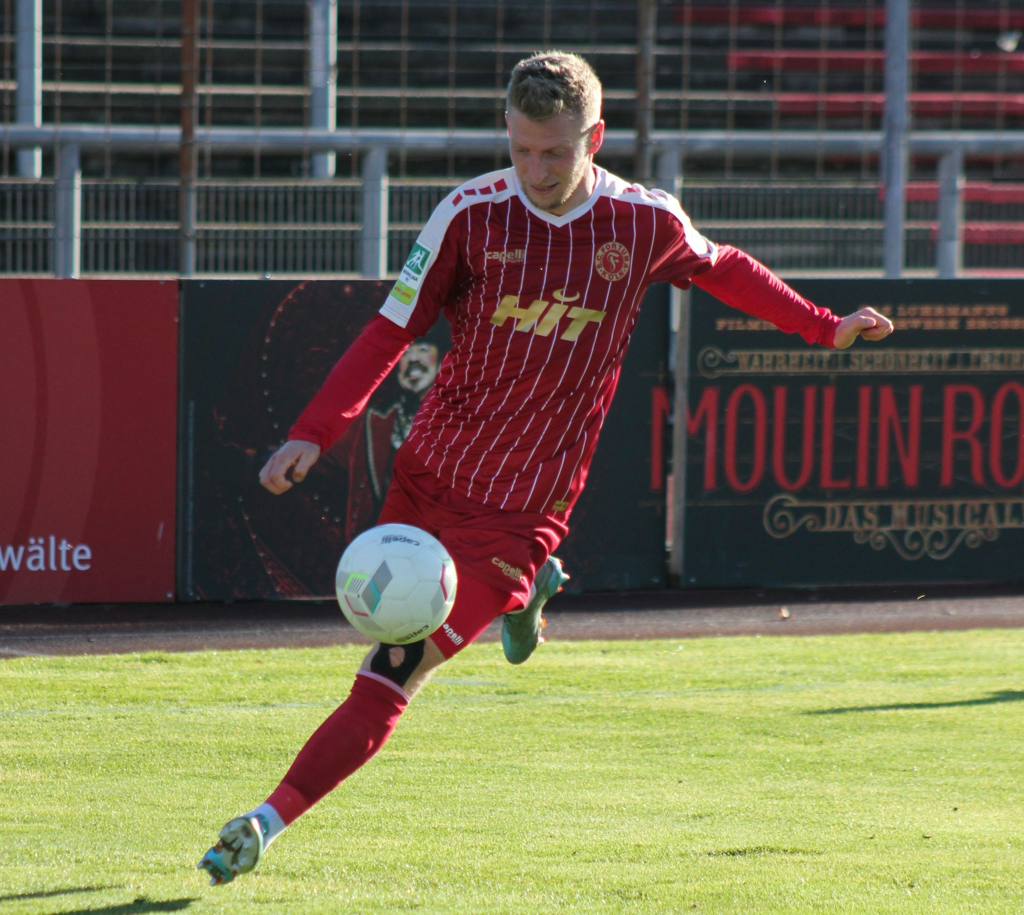 Das Bild zeigt Dominik Ernst auf dem Fußballplatz.