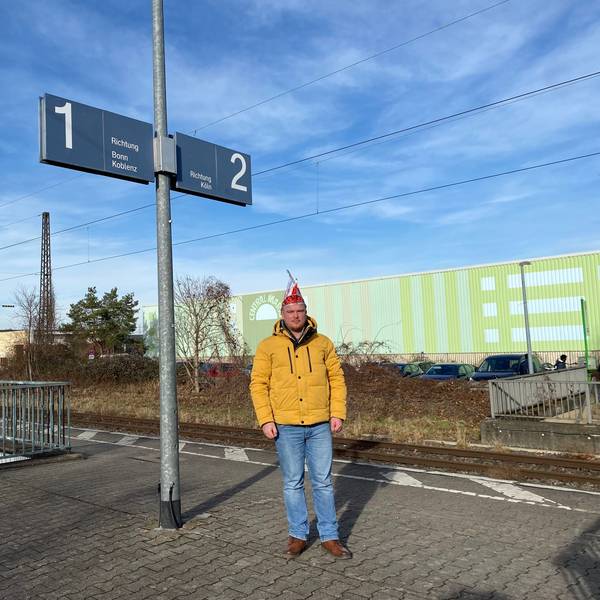 Dominik Pinsdorf, Ortsvorsteher in Bornheim, am Bahnhof in Roisdorf.