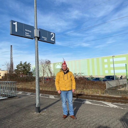 Dominik Pinsdorf, Ortsvorsteher in Bornheim, am Bahnhof in Roisdorf.