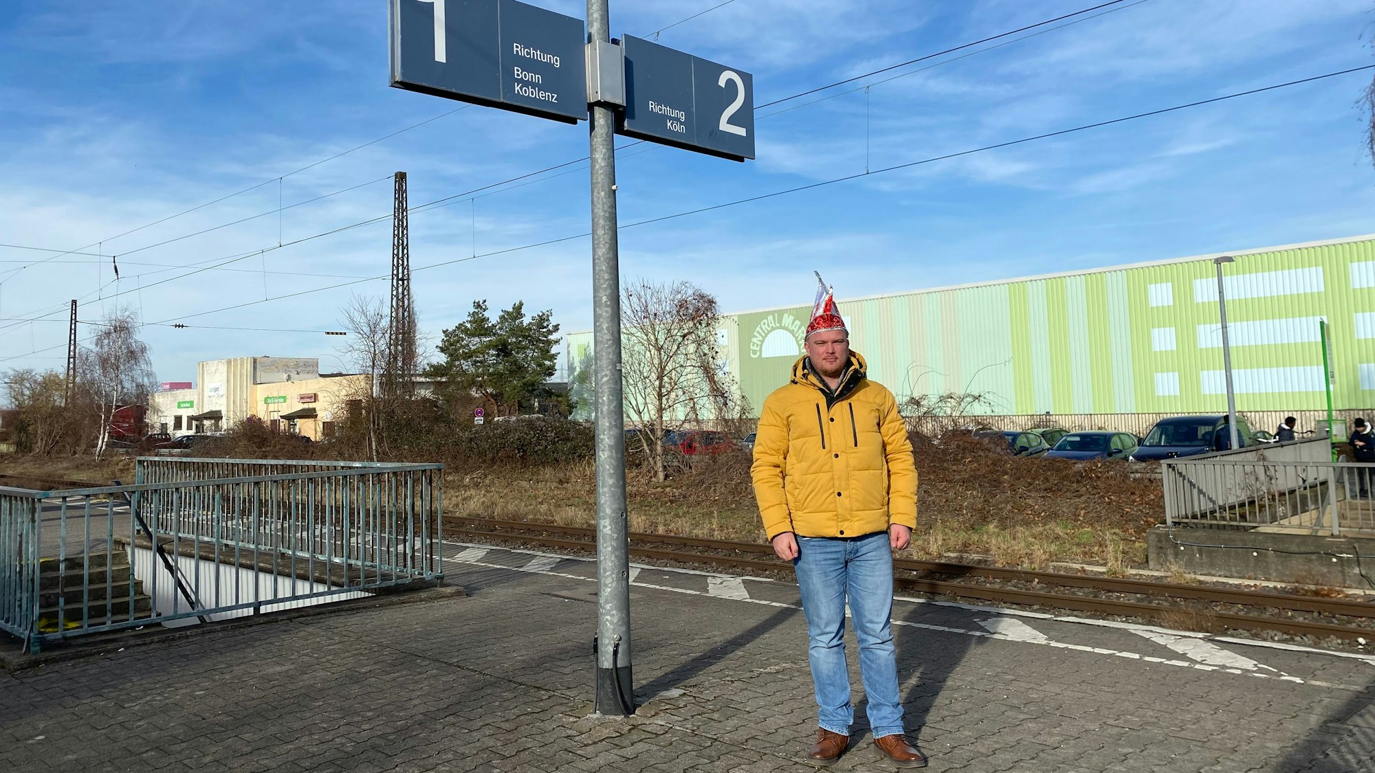 Dominik Pinsdorf, Ortsvorsteher in Bornheim, am Bahnhof in Roisdorf.