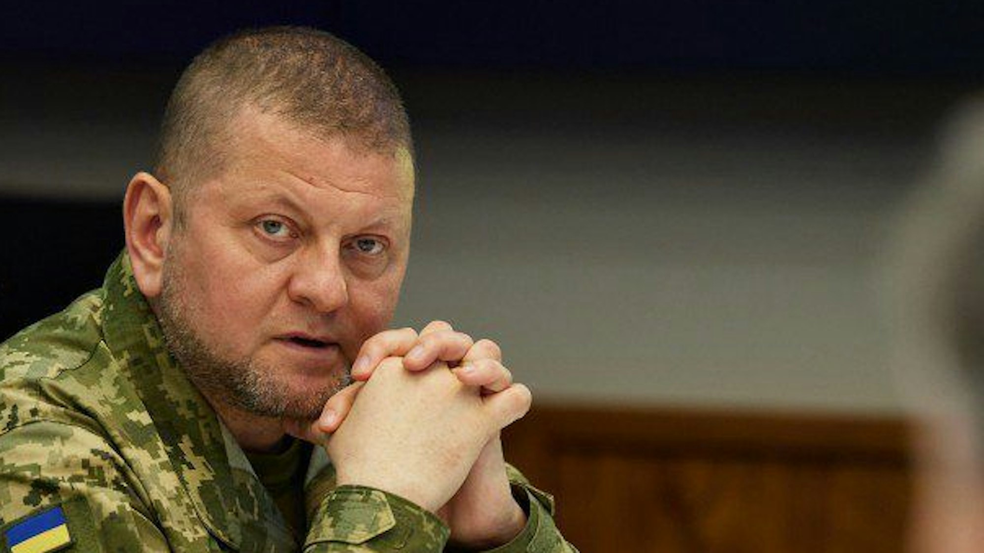 Dieses vom ukrainischen Präsidialamt zur Verfügung gestellte Foto zeigt den Oberkommandierenden der ukrainischen Streitkräfte, Waleryj Saluschnyj, bei einem Treffen mit US-Außenminister Blinken, US-Verteidigungsminister Austin und dem ukrainischen Präsidenten Selenskyj in Kiew.