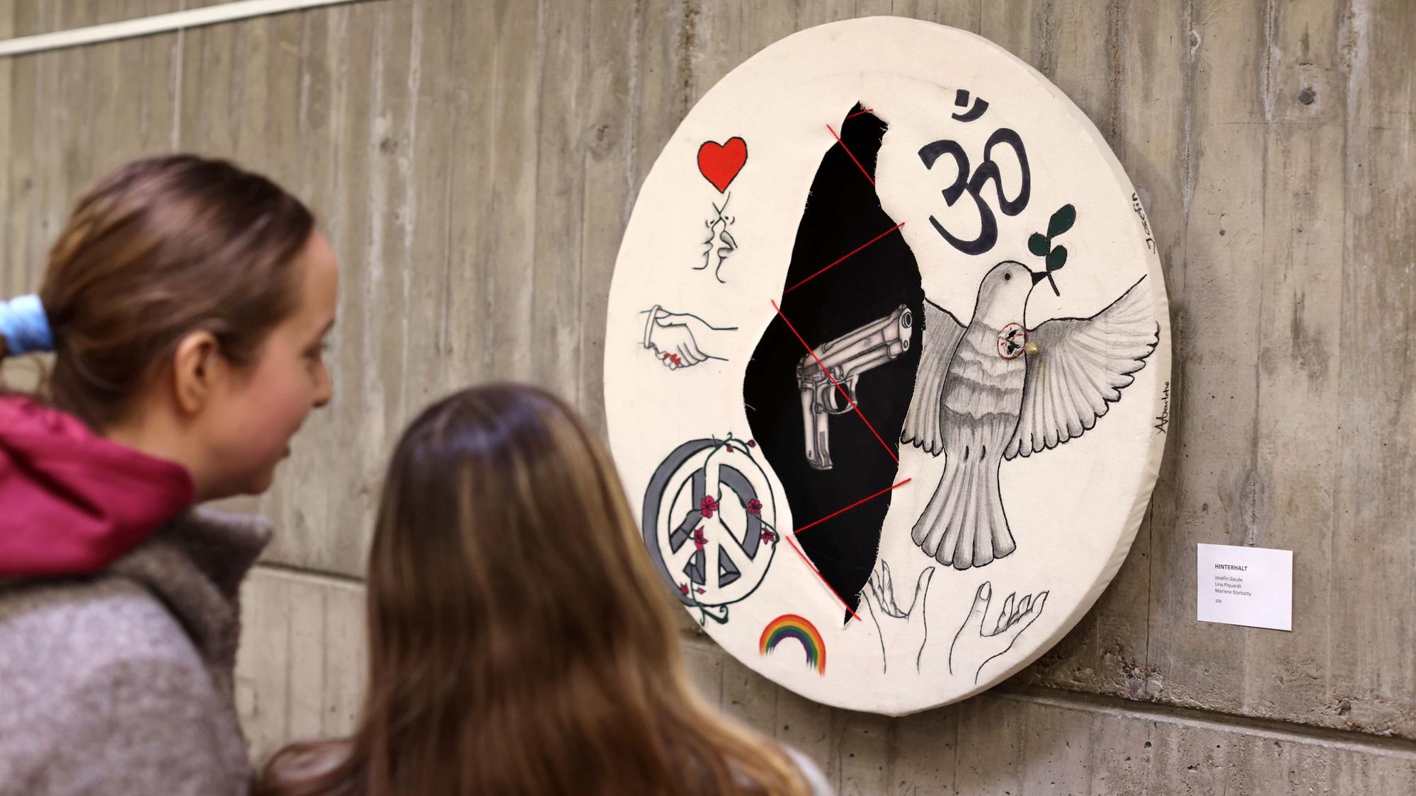 Schülerinnen betrachten ein Kunstwerk.