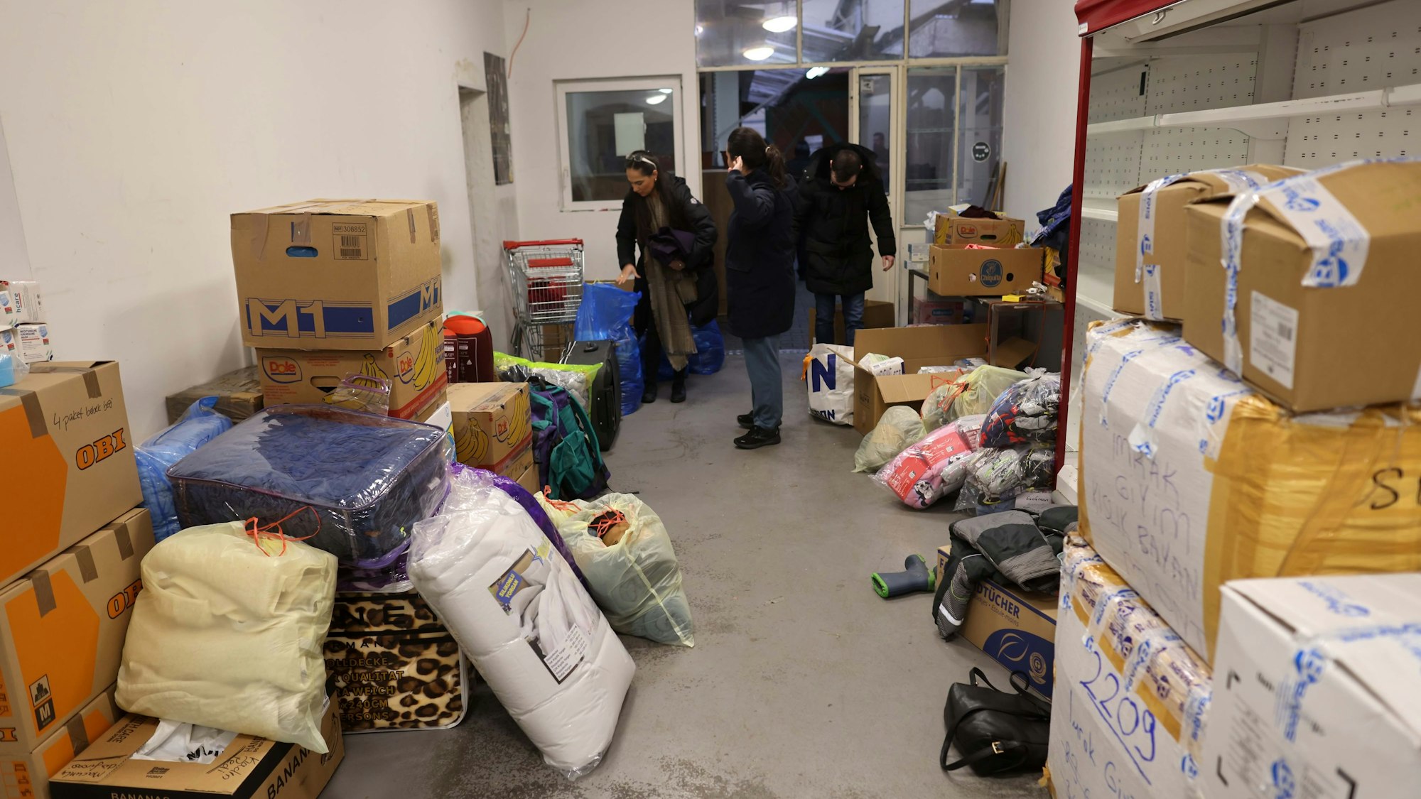 Spenden für die Türkei werden gesichtet und sortiert.