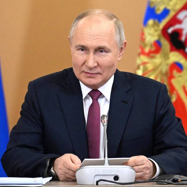Der russische Diktator Wladimir Putin bei einer Pressekonferenz nach seinem Besuch bei einer großen Russland-Ausstellung in Moskau.