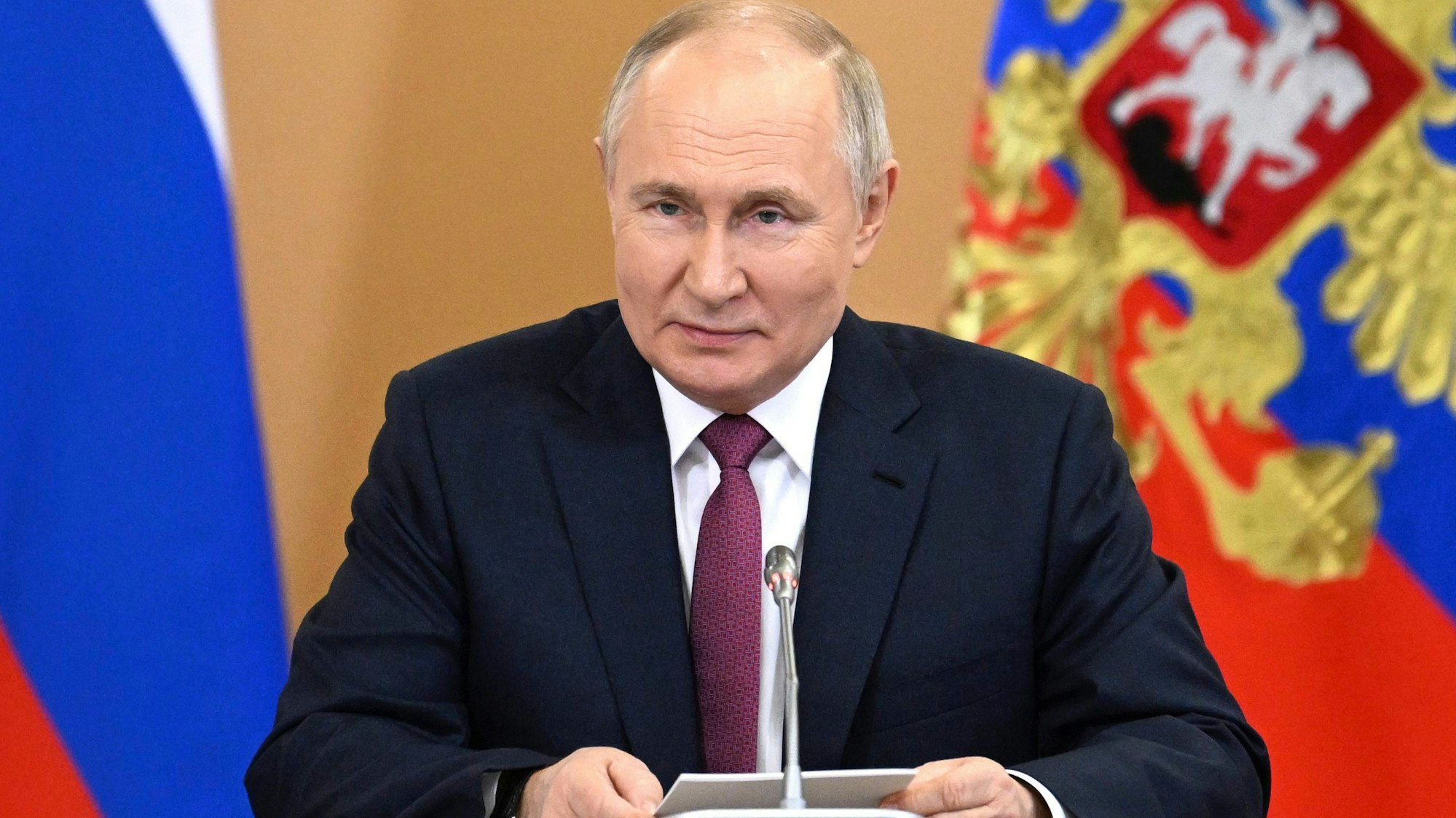 Der russische Diktator Wladimir Putin bei einer Pressekonferenz nach seinem Besuch bei einer großen Russland-Ausstellung in Moskau.