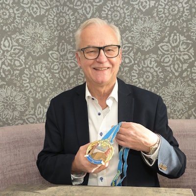 Karl-Heinz Baumgartner, Senatspräsident der Dörper Einigkeit, zeigt den Orden mit der Silhouette der Christuskirche, deren Abriss beschlossen ist.