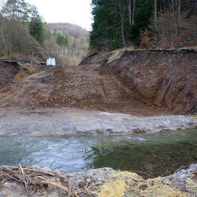Baustelle einer neu zu bauenden Eisenbahnbrücke über die Urft zwischen Sötenich und dem Ort Urft.