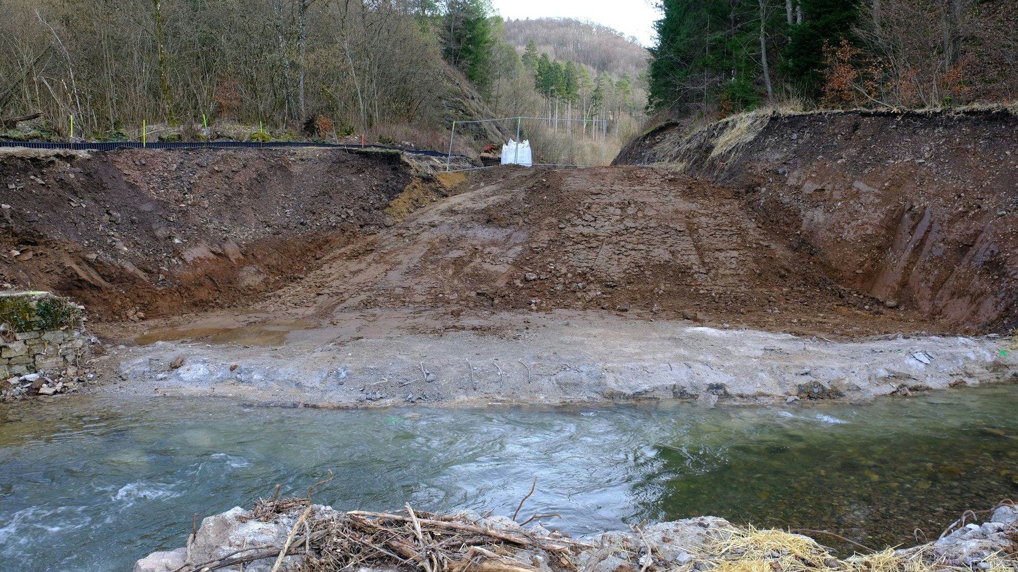 Baustelle einer neu zu bauenden Eisenbahnbrücke über die Urft zwischen Sötenich und dem Ort Urft.