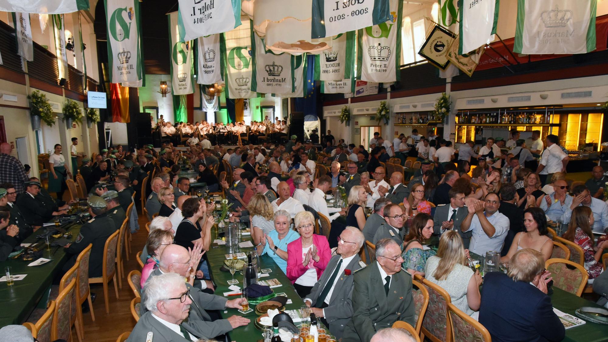 Eine bei einem Schützenfest mit vielen Menschen gefüllte Stadthalle.