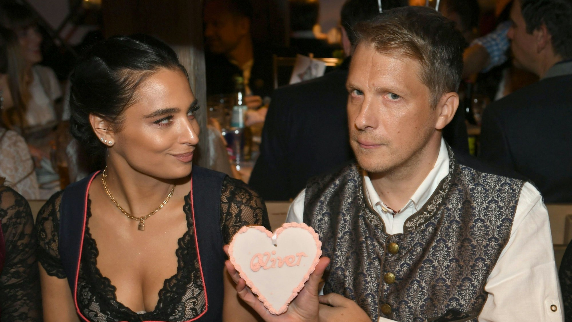 Der Comedian Oliver Pocher und seine Frau Amira feiern beim Almauftrieb" im Käfer-Zelt auf dem Oktoberfest.
