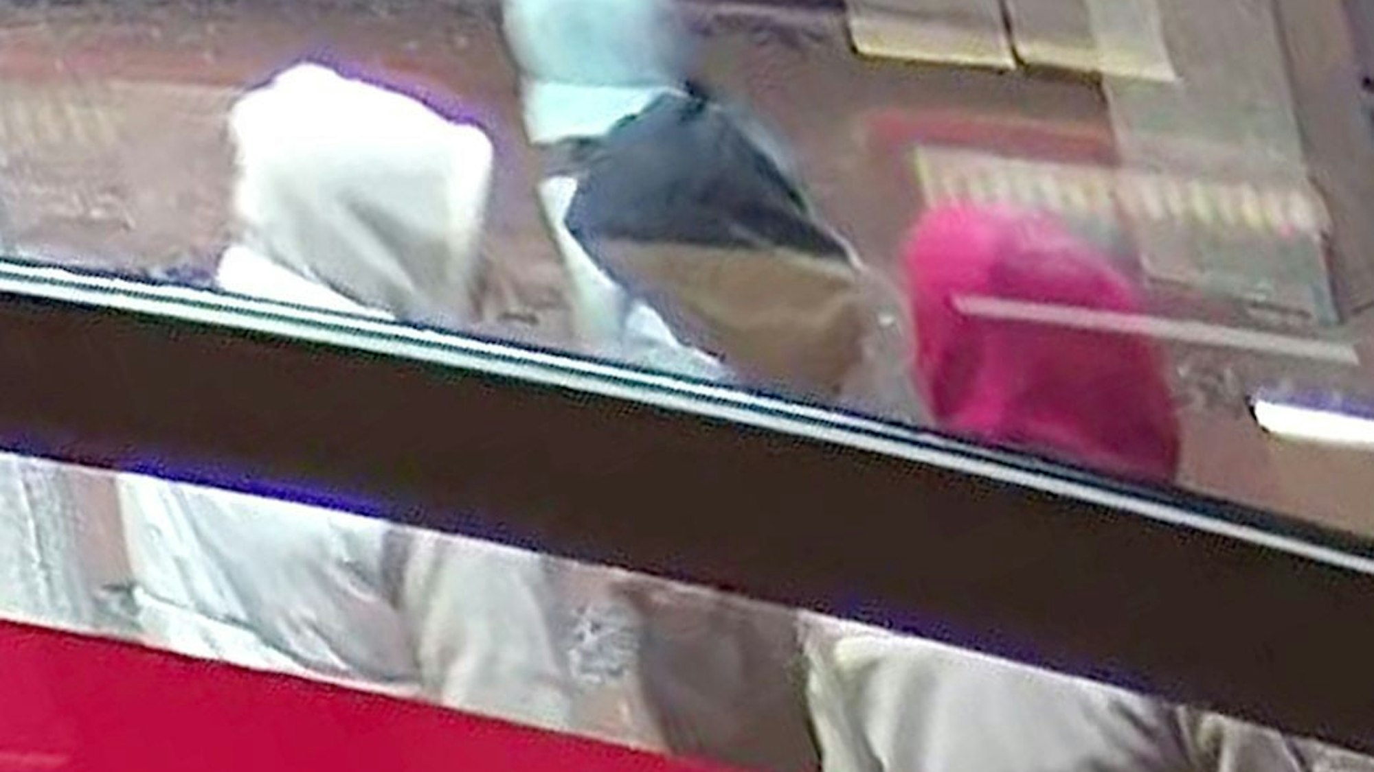 Nach einem versuchten Tötungsdelikt fahndet die Polizei Bonn nach diesen Verdächtigen. Wer erkennt die Personen auf diesen Bildern?