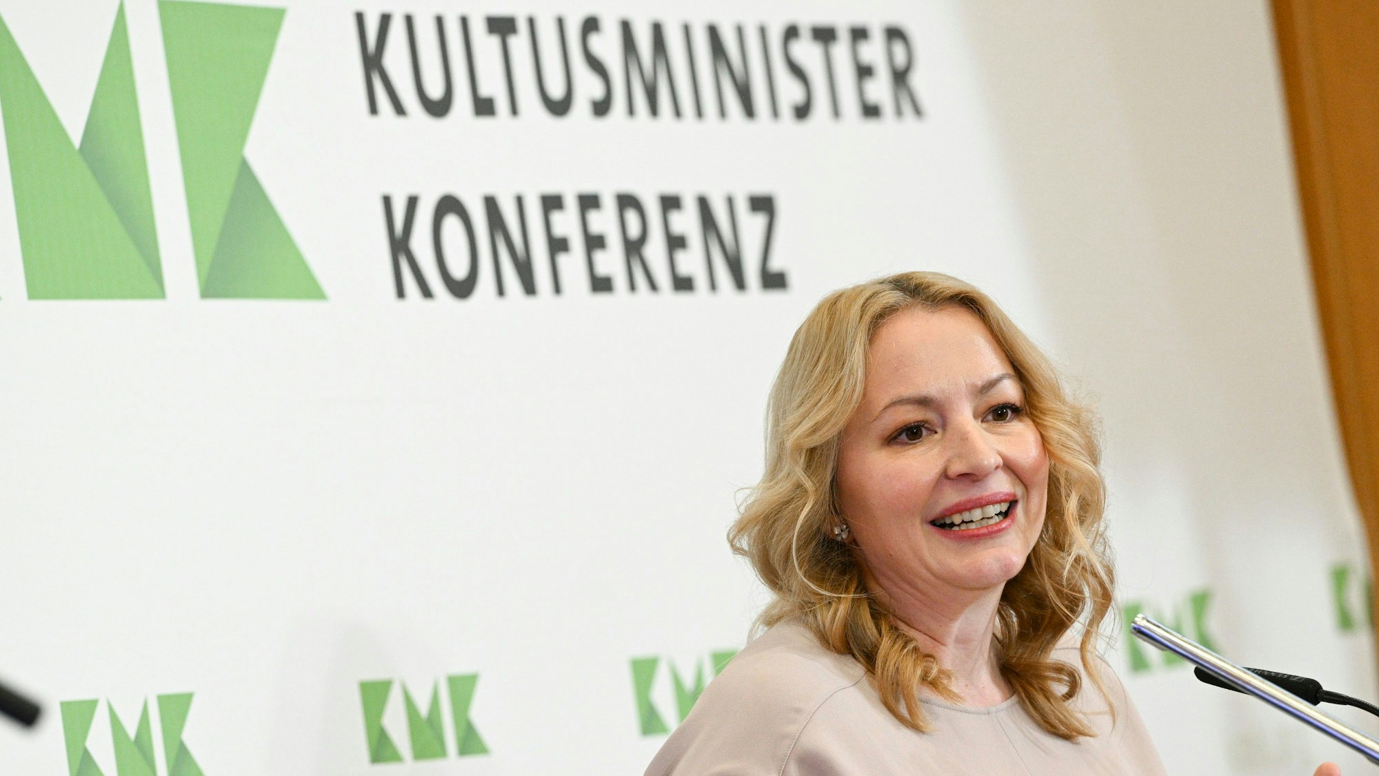 Christine Streichert-Clivot (SPD), saarländische Ministerin für Bildung und Kultur, spricht bei der Übernahme des Amts als Präsidentin der Kultusministerkonferenz für das Jahr 2024 in der Landesvertretung Saarland. (Archivbild)