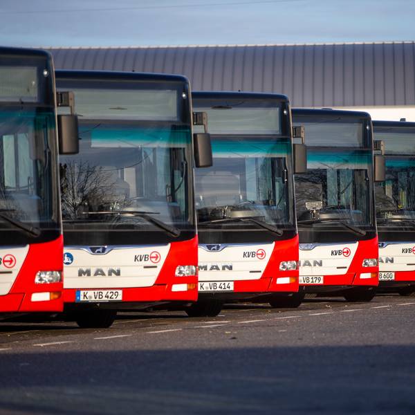 Busse der KVB stehen im Depot
