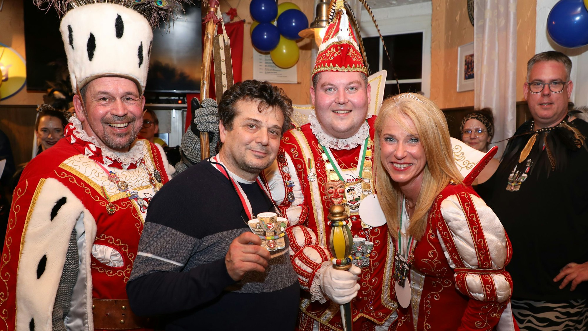 Oberodenthals Dreigestirn steht mit Wirt Stathis Athanasiadis im Eikamper Hof