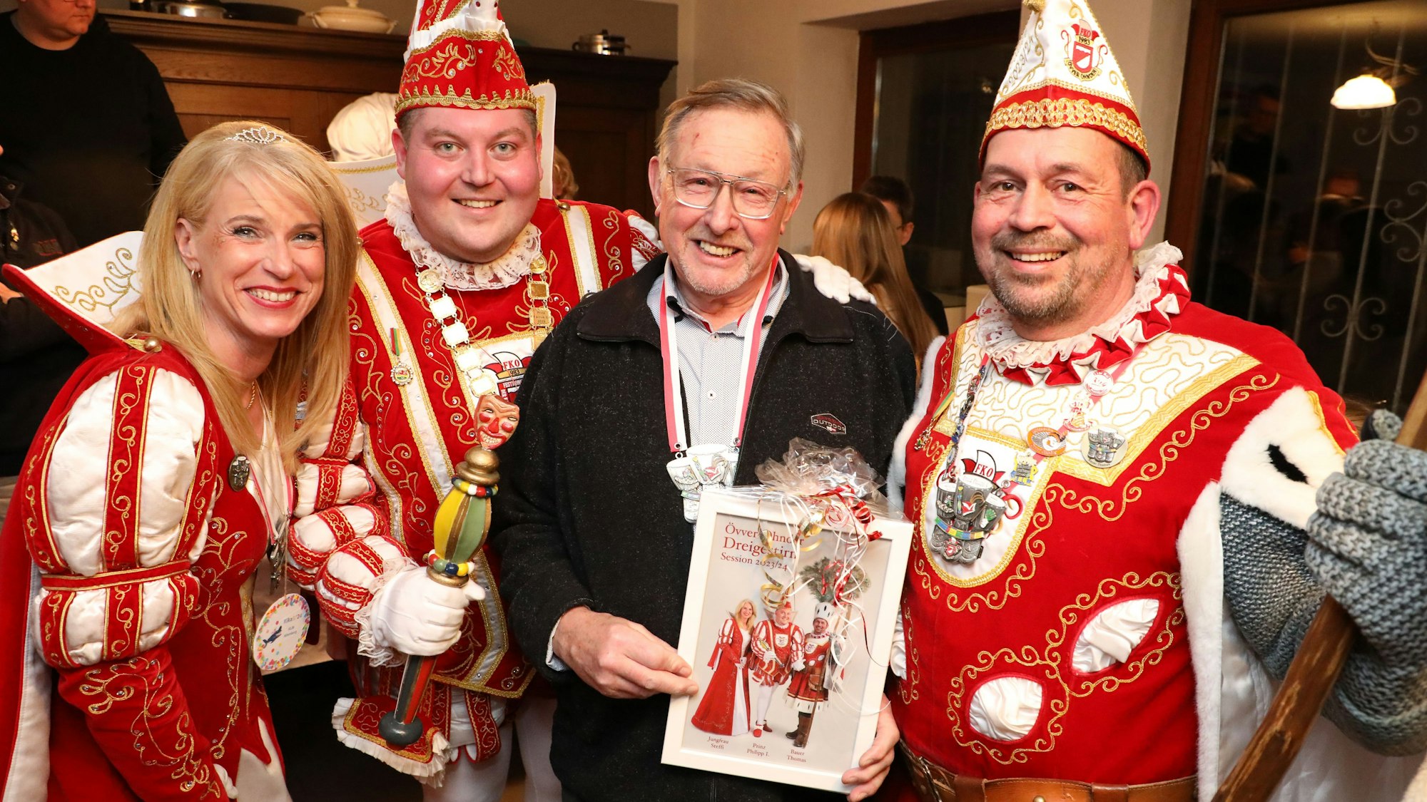 Heinz Hachenberg und das Dreigestirn von Oberodenthal stehen nebeneinander.
