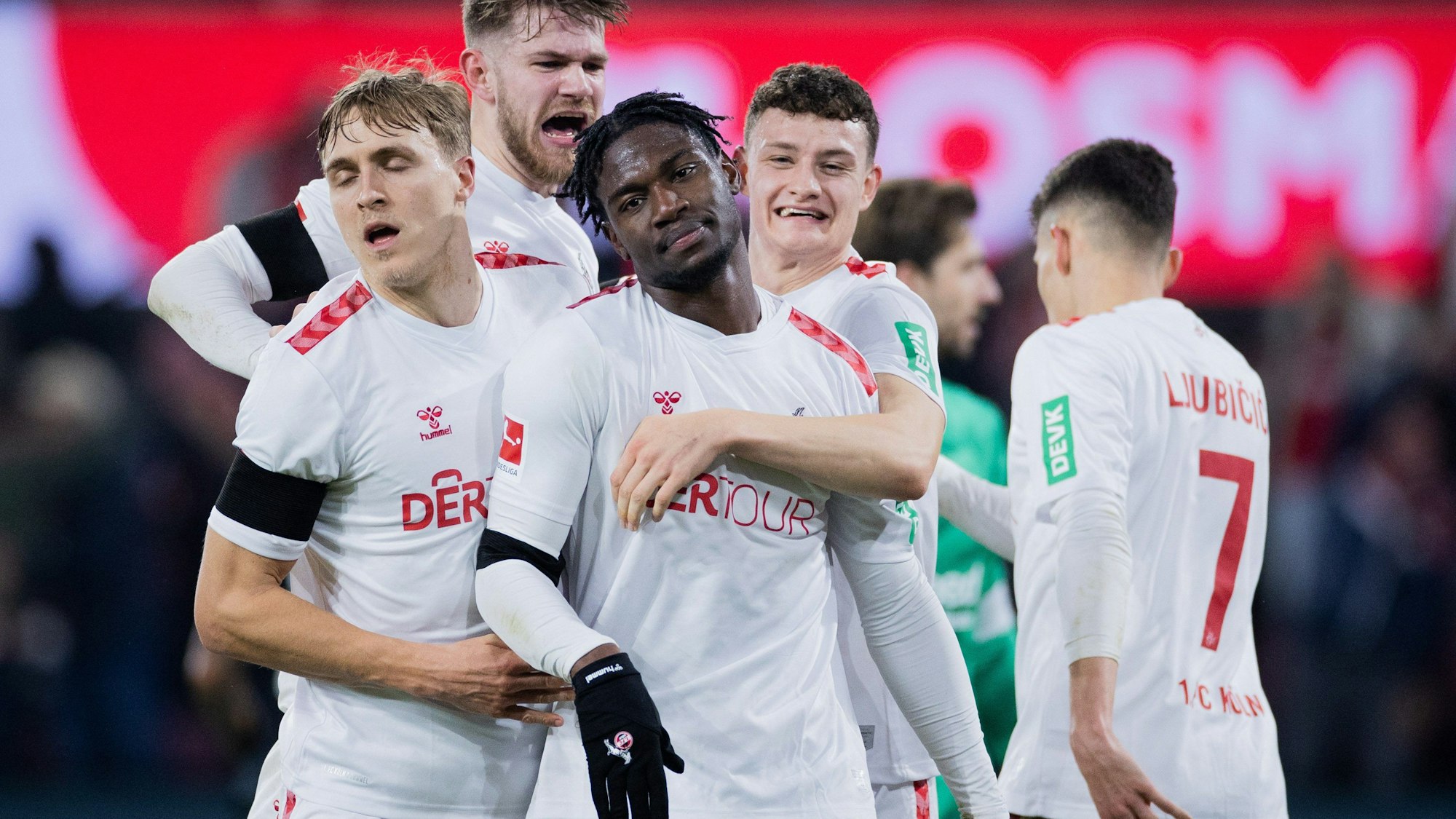 Spieler des FC freuen sich.