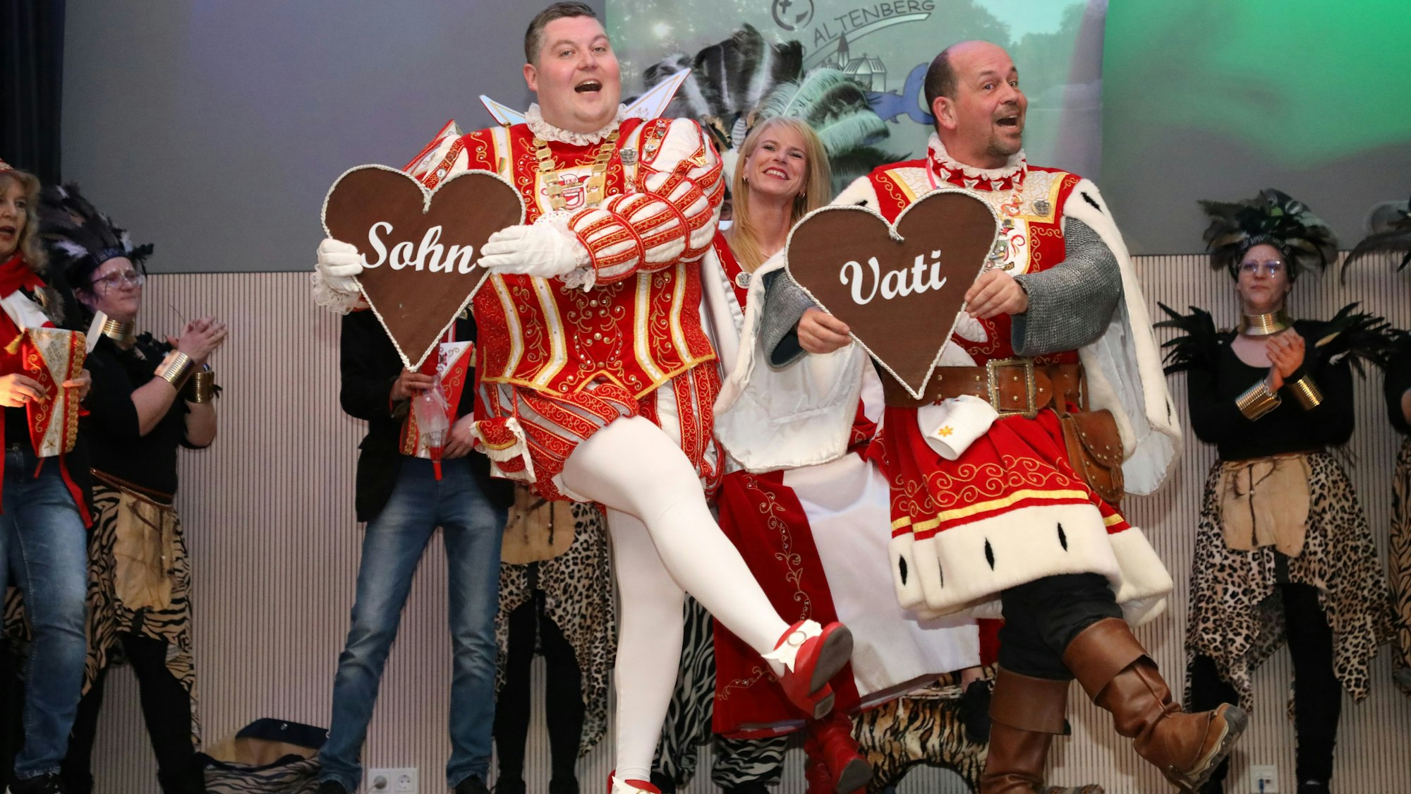 Das Oberodenthaler Dreigestirn tanzt auf der Bühne der Landjugend.