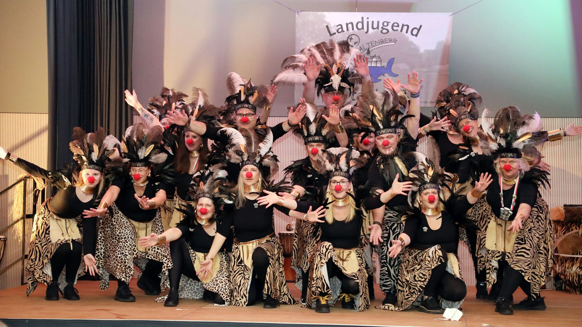 Das Gefolge des Oberodenthaler Dreigestirns tritt auf der Bühne der KiKaSi der KLJB Altenberg in der Grundschule Neschen auf.