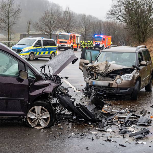 Das Foto zweigt zwei schwer beschädigte Pkw nach einem Frontalzusammenstoß.