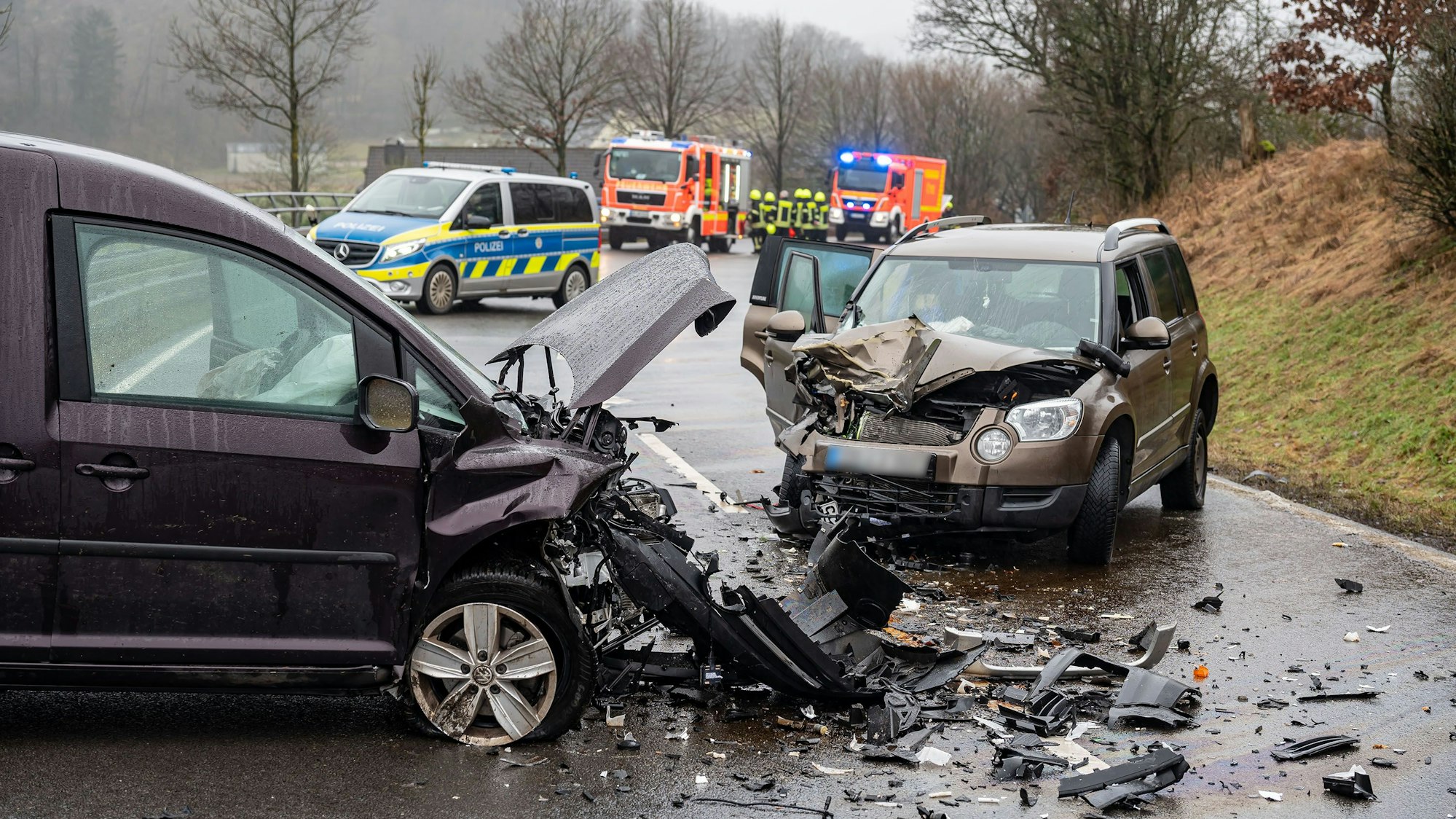 Das Foto zweigt zwei schwer beschädigte Pkw nach einem Frontalzusammenstoß.