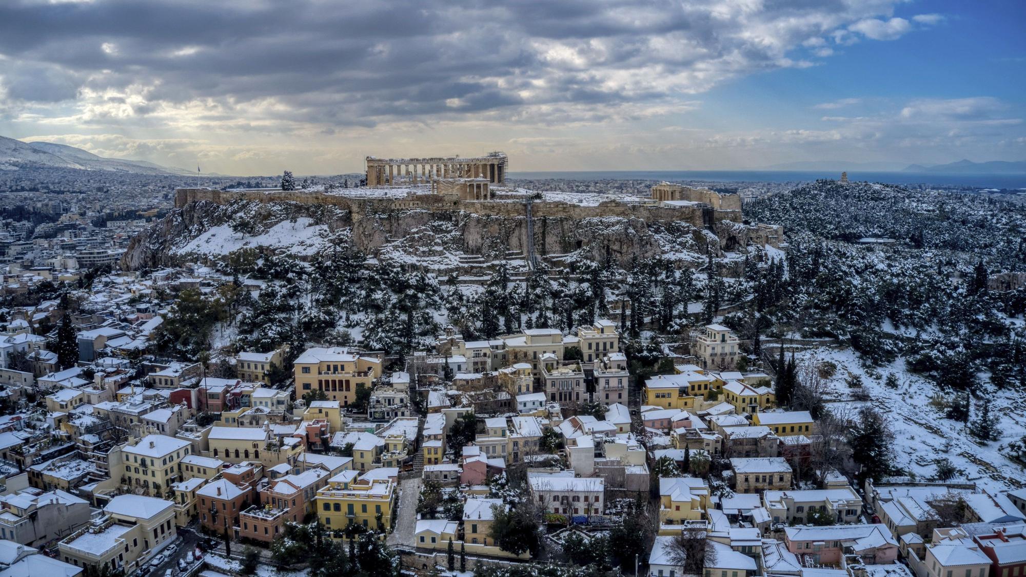 Aufnahme von Athen im Winter von oben, auf den Dächern liegt Schnee.