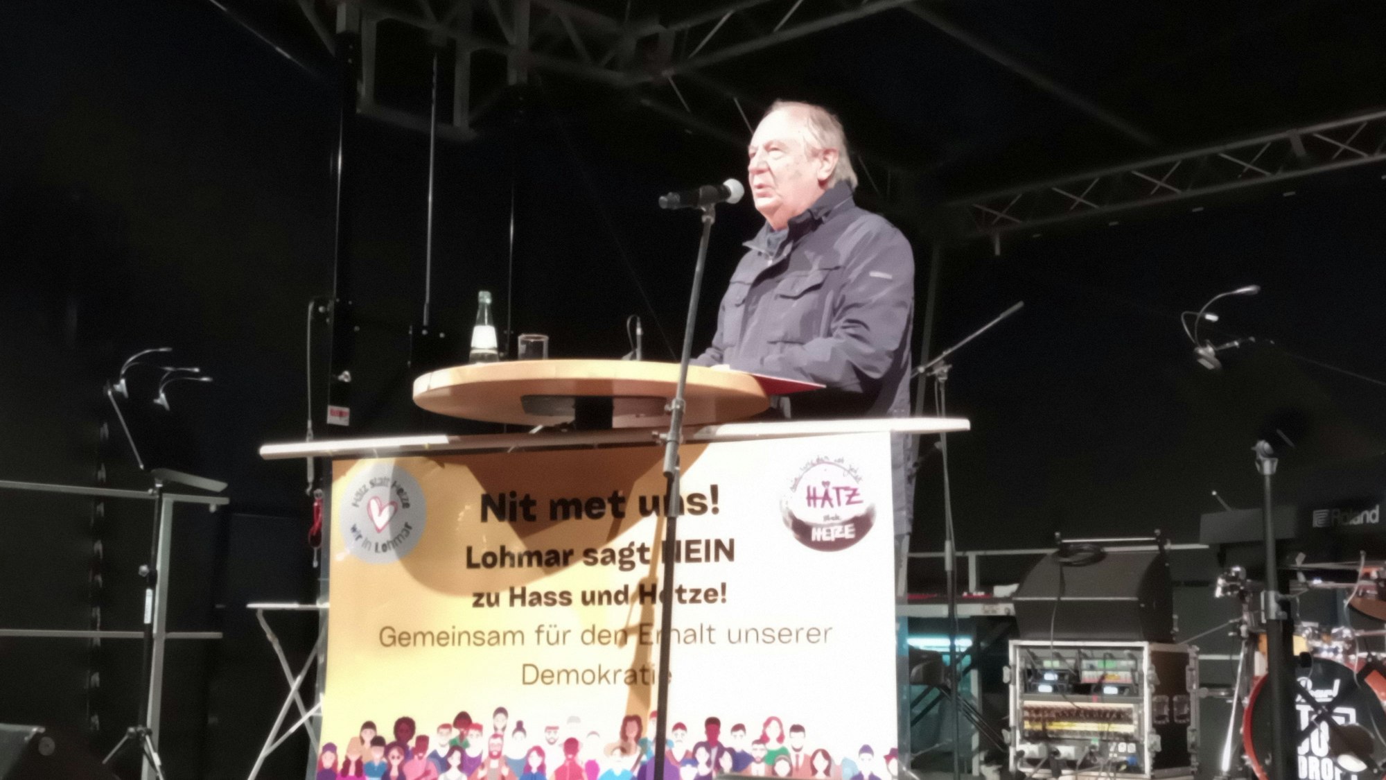 Ein Mann spricht auf einer Bühne.