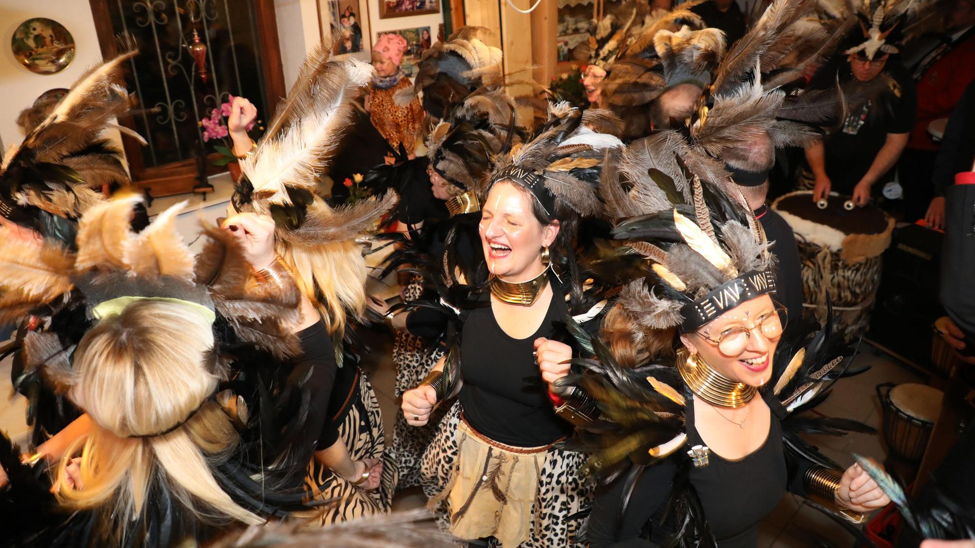 Das Gefolge des Dreigestirns Oberodenthal tanzt in einem Partykeller.